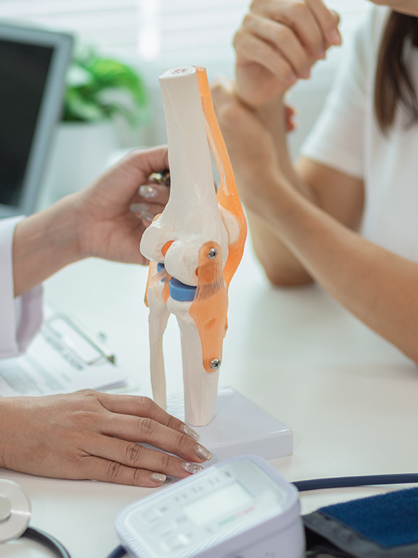 Patients seek consultation for knee pain caused by old age recurring knee problems